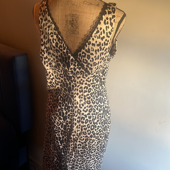 Woman’s cheetah dress made by Bebe size medium great condition very comfortable! - Picture 4 of 6